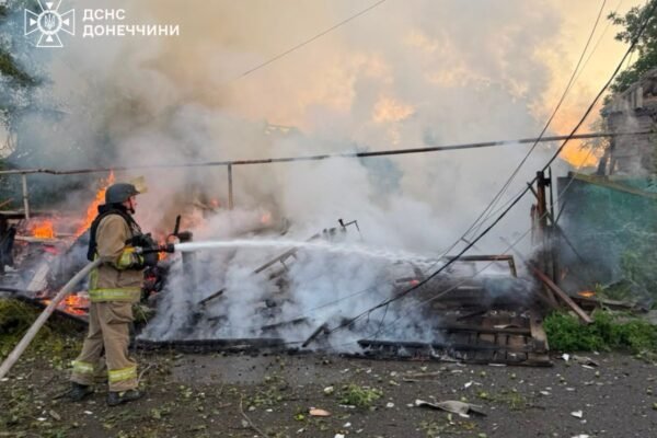 На Донеччині з-під завалів зруйнованого обстрілом будинку дістали тіла двох людей
