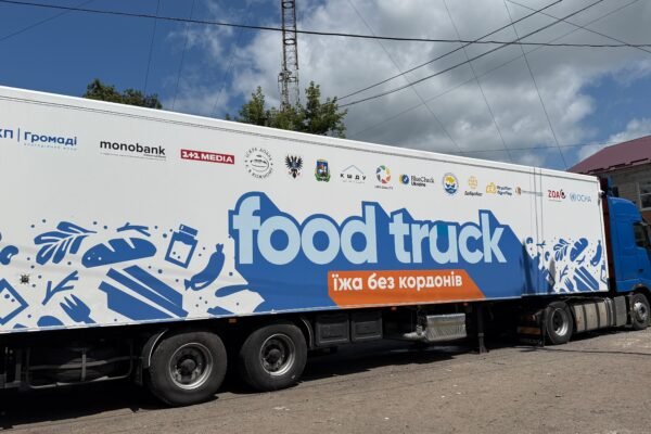 На Сумщині запрацювала нова мобільна кухня проєкту «FoodTruck: Їжа без кордонів»: понад 1500 гарячих обідів щодня для людей, які потребують підтримки