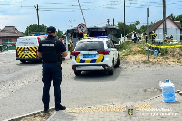 Чотири людини загинули: На Рівненщині потяг протаранив маршрутку