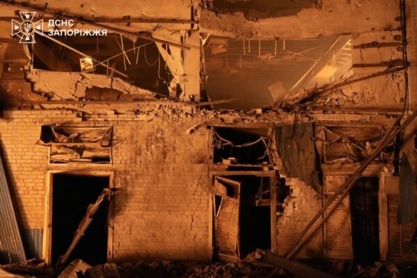 Горіли крамниці і павільйони: Окупанти вдарили по Запоріжжю