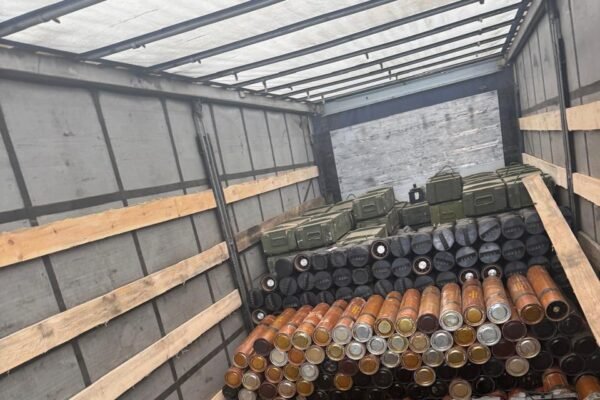 ДБР повідомило про підозру трьом військовим, які намагалися продати вантажівку зброї