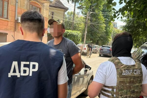 10 тисяч доларів на безпечний перетин кордону: На хабарі від ухилянта погорів військовий з Буковини