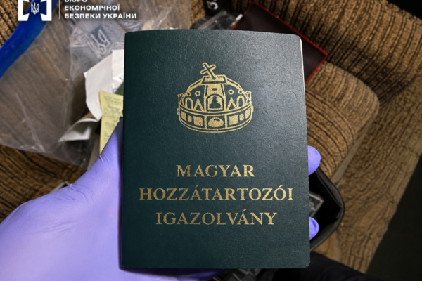 БЕБ на Закарпатті викрило трьох ділків, які виготовляли фальшиві паспорти та водійські посвідчення