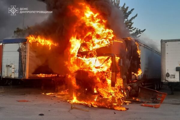Палали автомобілі: Рятувальники показали наслідки атак на Павлоград і Кривий Ріг