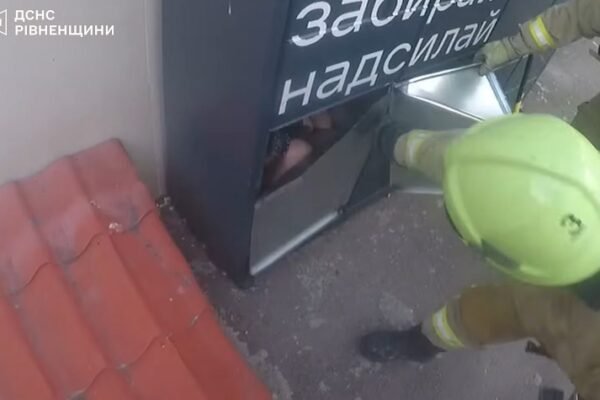 У Рівному працівники ДСНС визволили дівчину, яка опинилася у комірці поштомату (ВІДЕО)