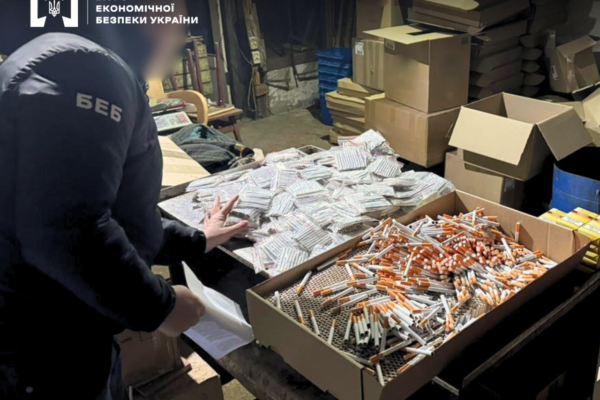 На Одещині підприємець, якого БЕБ викрило на торгівлі цигарками без ліцензії, сплатив 100 тис. гр штрафу та стільки ж передав на ЗСУ