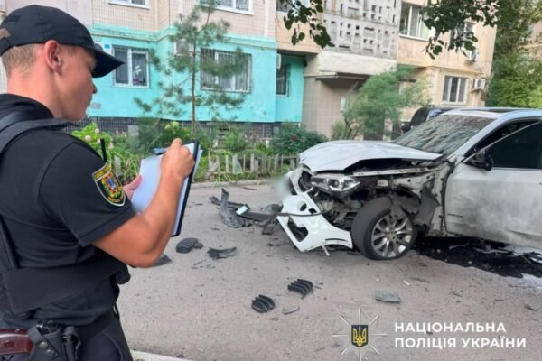 В Одесі вибухнув автомобіль в одному з дворів. Постраждав водій