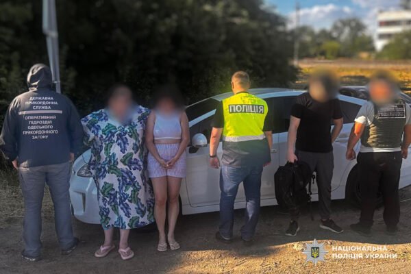 Жителька Одеси намагалася перевезти чоловіків за кордон під речами в автомобілі