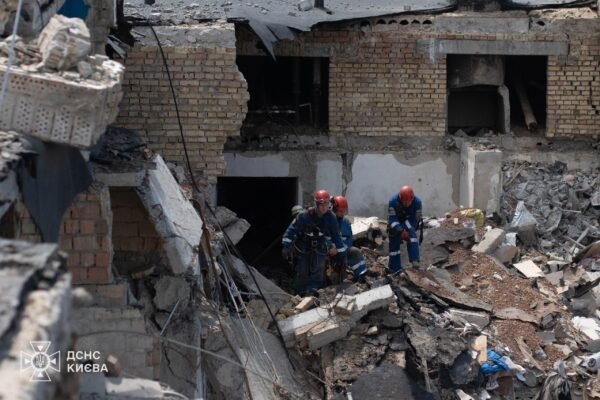 Ворожа атака по Києву: Рятувальники деблокували з-під завалів тіло жінки