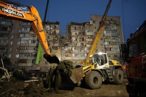 Пошуково-рятувальні роботи у Києві тривали всю ніч: Кількість загиблих збільшилася