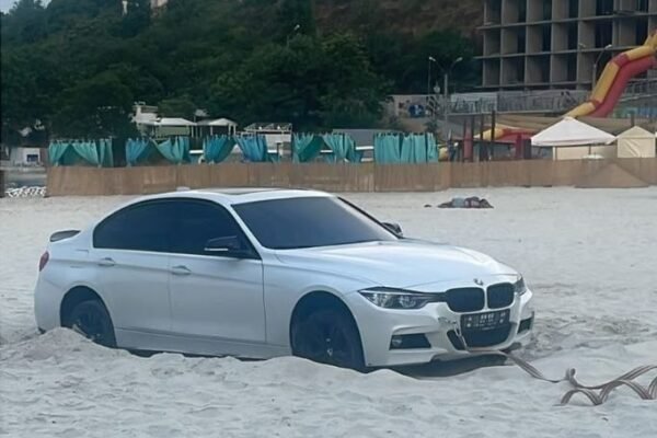 В Одесі автомобіль заїхав прямо на пляж і “занурився” у пісок: Водійка заявила, що не помітила знак (ФОТО)