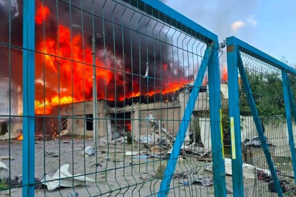 У Краматорську після атаки РФ палає поштове відділення