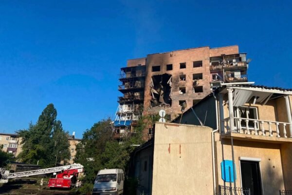 Вночі росіяни скинули 9 КАБів на Краматорськ. Понівечені багатоповерхівки та медзаклади