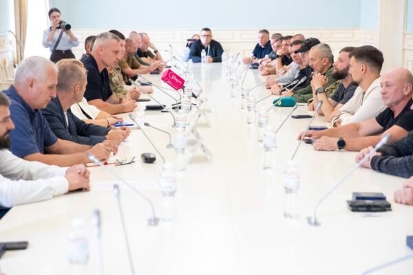 Кличко зустрівся із військовослужбовцями, звільненими з російського полону, та вручив їм нагороди