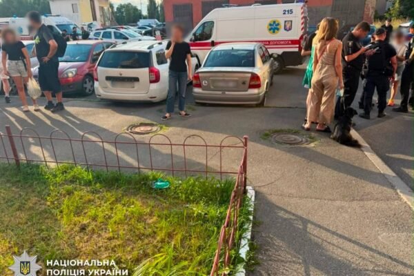 В Києві агресивний молодик порізав трьох перехожих