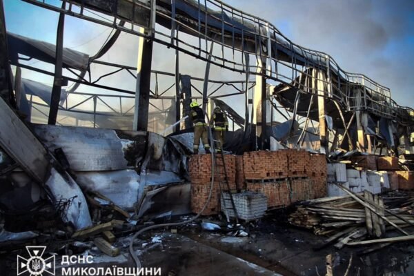 Росіяни вдарили по будівельному супермаркету на Миколаївщині