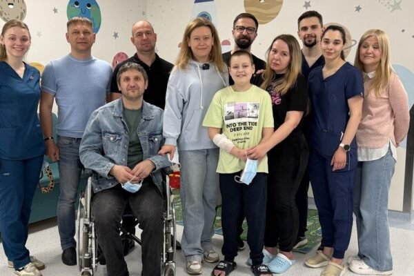«Серце донечки продовжує битися»: У Львові родина донорки зустрілася з хлопчиком, якому пересадили її серце