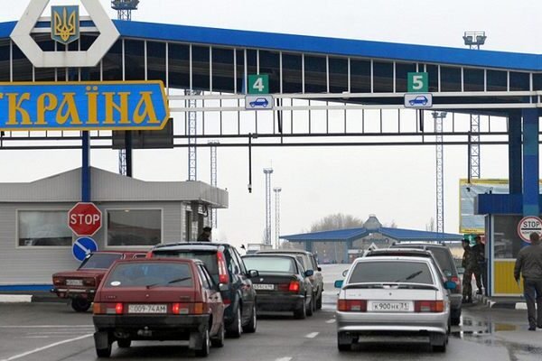 У міжнародному пункті пропуску на Львівщині у жінки виявили старовинну ікону та релігійну книгу