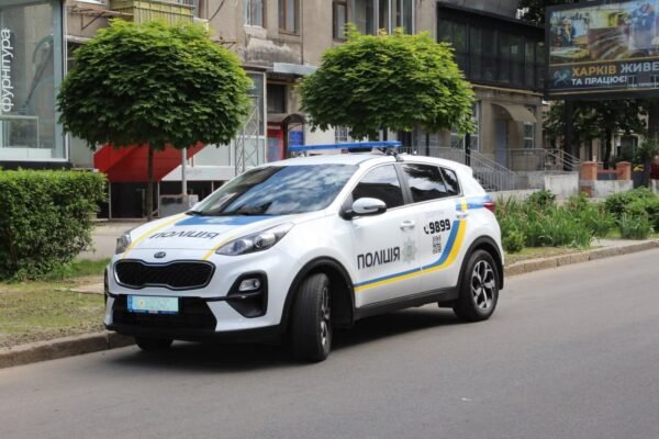 На Харківщині внаслідок ДТП перекинулася поліцейська автівка