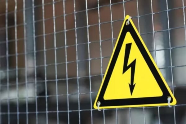 В Ужгороді двох чоловіків уразило струмом на будівництві: Один загинув, другий – в реанімації
