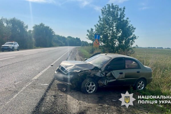 На Одещині автомобіль внаслідок ДТП відкинуло на зустрічну смугу, де його протаранила інша автівка