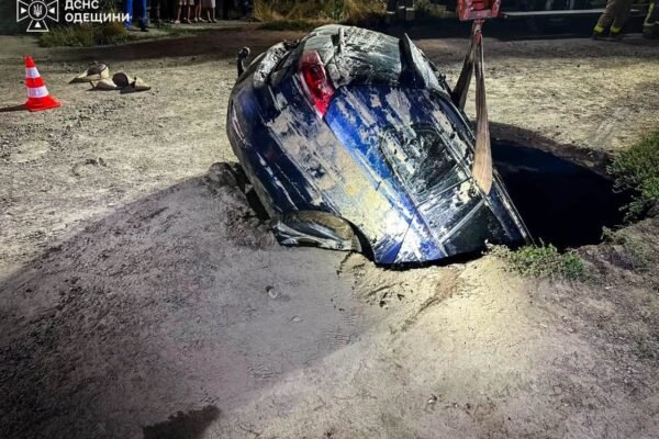 В Одесі автомобіль “з головою пірнув” під землю (ФОТО)