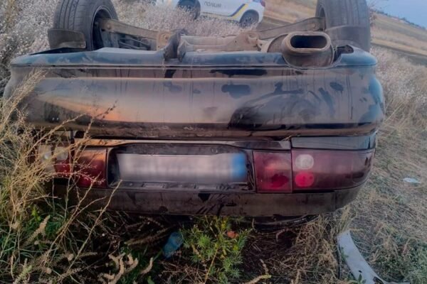 На Миколаївшині авто вилетіло в кювет і перекинулося: Постраждали четверо неповнолітніх