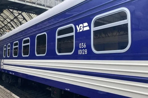 У Львові пасажирський потяг збив на смерть 42-річного чоловіка, який сидів на колії