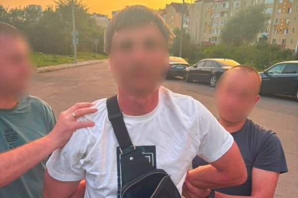 Поблизу Львова чоловік з пістолетом намагався пограбувати водія Mercedes