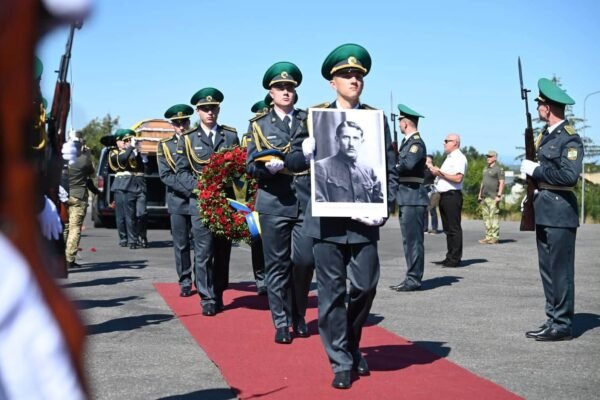 На Закарпатті зустріли прах полковника Євгена Коновальця, що повертається на Батьківщину (ФОТО)