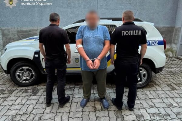 На Прикарпатті п’яний чоловік розбив пляшку об бруківку і напав на 15-річного підлітка