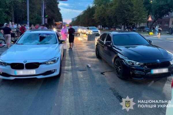 У Львові водії двох BMW на швидкості збили на пішохідному переході батька з 8-річною донькою