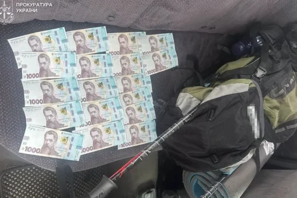 На Вінниччині затримали чоловіків, яких ховали за ящиками з бананами і планували вивезти за корон
