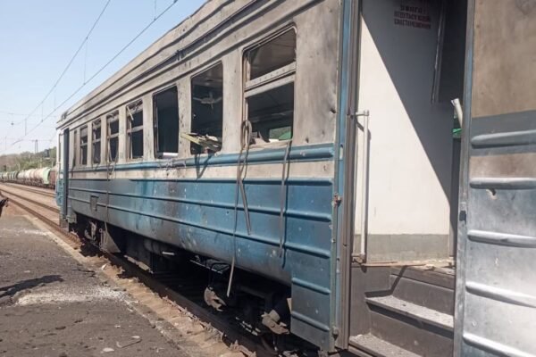 Дитина перебуває у важкому стані: У поліції розповіли про удар росіян по потягу на Харківщині