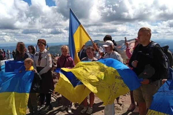 Бурштинські пластуни підняли прапор України на Говерлі (ФОТО)