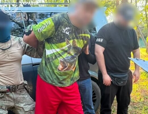 В Чернівцях чоловік вів пряму трансляцію біля військового об’єкта та погрожував оприлюднити його координати