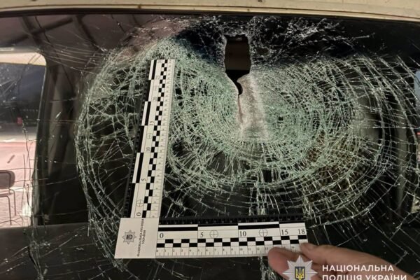 На трасі біля Львова деталь від фури влетіла у вітрове скло автомобіля позаду: Постраждав 7-річний хлопчик