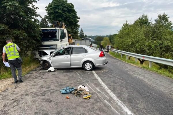 На Прикарпатті внаслідок зіткнення легковика з вантажівкою загинув 49-річний водій