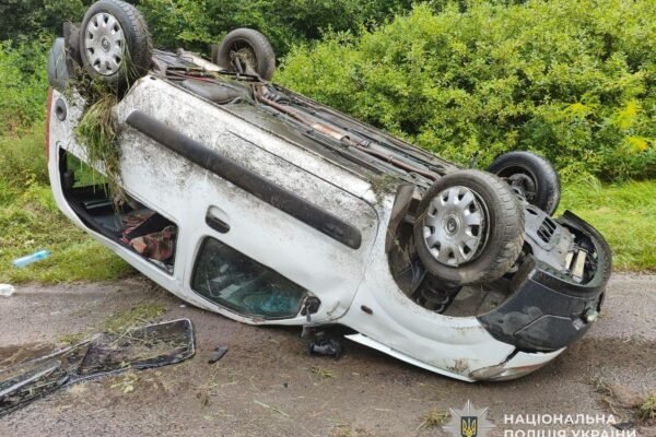 На Львівщині Renault Kangoo з’їхав з дороги і перекинувся: Постраждали чотири людини, з них – троє дітей