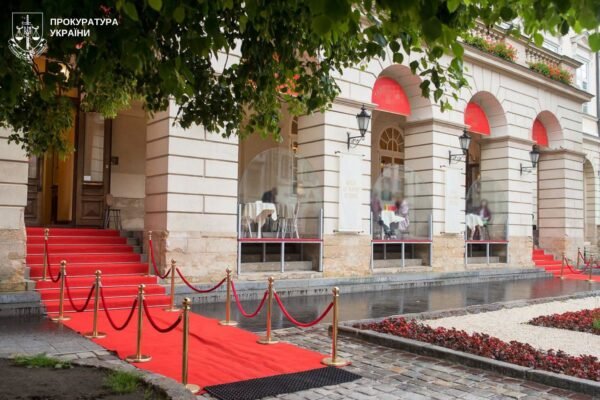 Прокуратура вимагає розірвати договір оренди з рестораном на першому поверсі львівської Ратуші