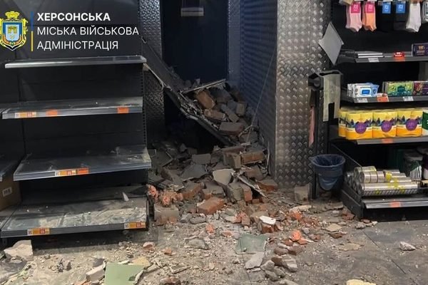 Росіяни вдарили дроном по Херсону: Влучили у дах супермаркету