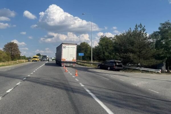 Поблизу Львова у ДТП з вантажівкою травмувалися троє людей, серед яких двоє дітей (ФОТО)