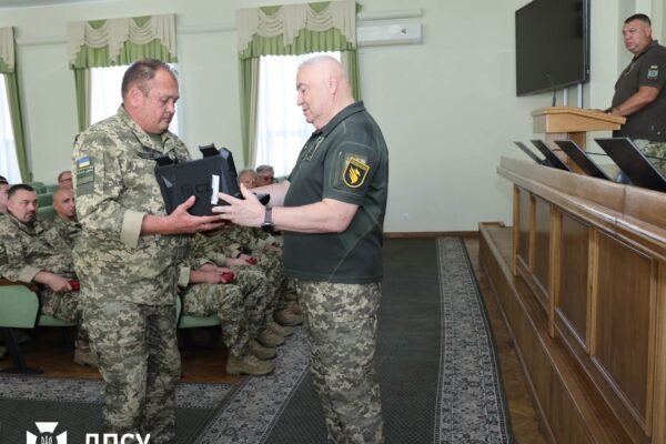 Прикордонники бойових підрозділів отримали державні нагороди і зброю