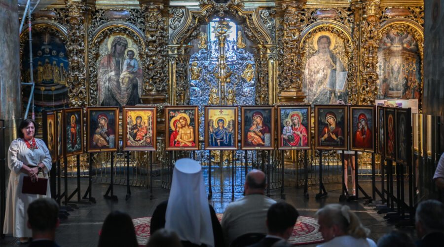 Митрополит Епіфаній та учасники проєкту «12 духовних святинь України» у Софії Київській