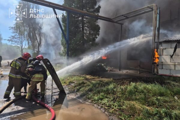 Троє людей загинули внаслідок пожежі на складі аерозольних балончиків у Львові