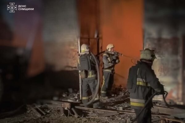 Удар по Сумах: Загорілися гаражі і автівки