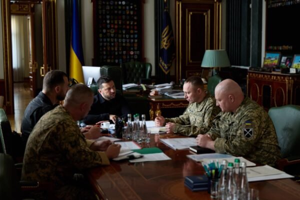 Посилення захисту від дронів і кадрові рішення: Зеленський провів зустріч з головнокомандуючим