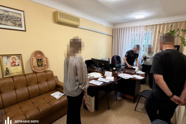 Посадовець міграційної служби Хмельниччини “забув” задекларувати торгівельний центр