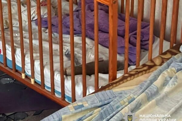 У Херсоні російський дрон впав у ліжко з немовлям