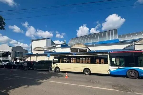 Водій маршрутки переплутав педалі: У Тернополі сталася ДТП за участі двох автобусів та шести легковиків